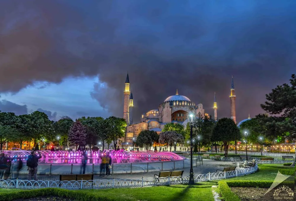 Akşam ışıklarıyla cami ve meydan