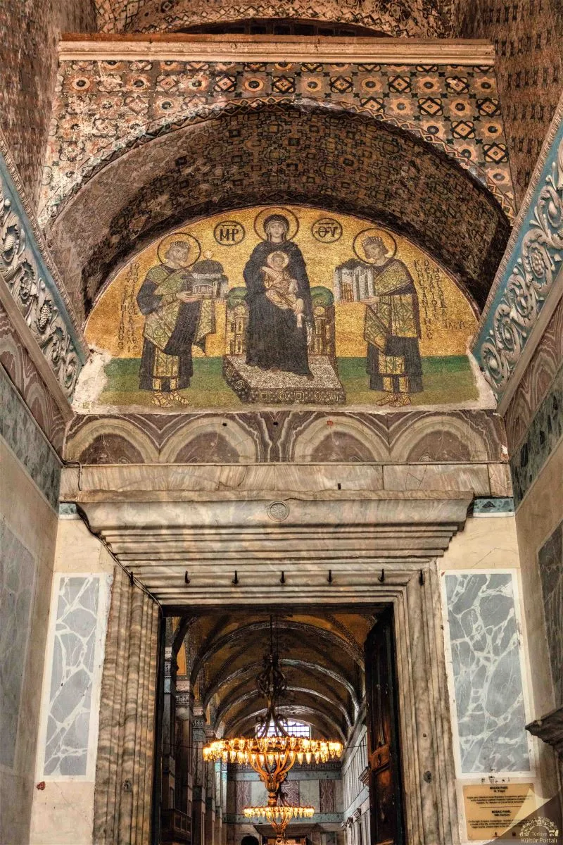Kapı üstündeki Meryem ve imparatorlar mozaiği