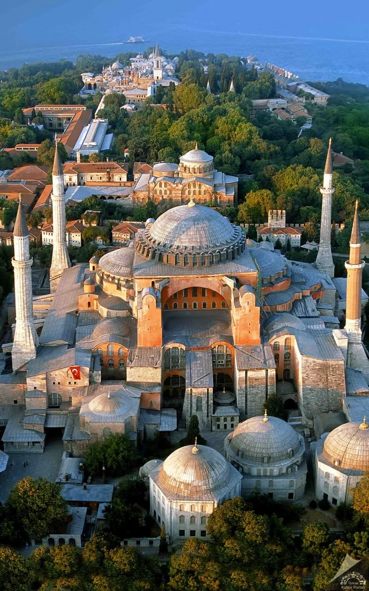 Kubbe ve minarelerin havadan görünümü