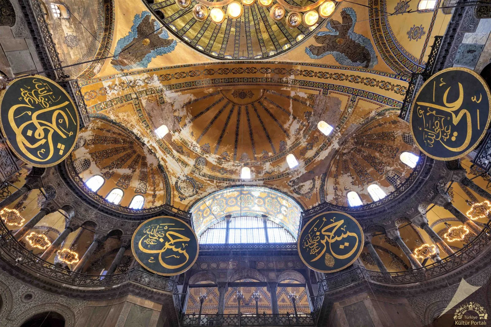 Kubbe süslemeleri ve büyük hat levhaları