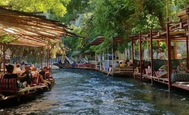 Gölgelikli dere kıyısındaki oturma alanları