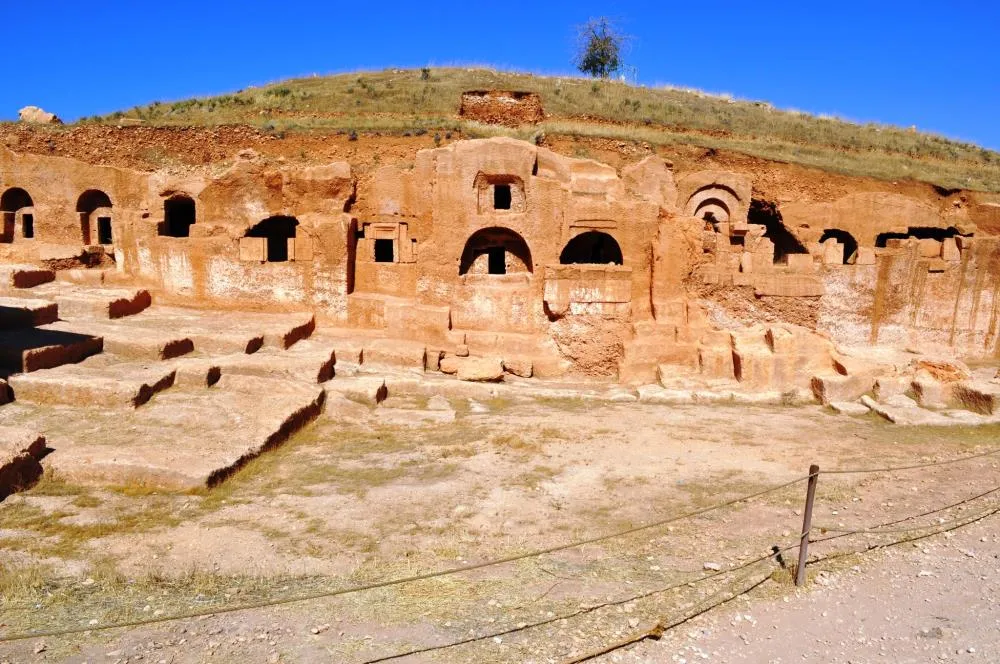 Yamaca oyulmuş kaya mezarları