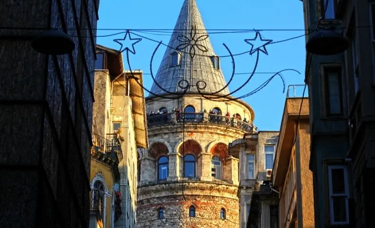 Dar sokaktan görünen kule ve külahı