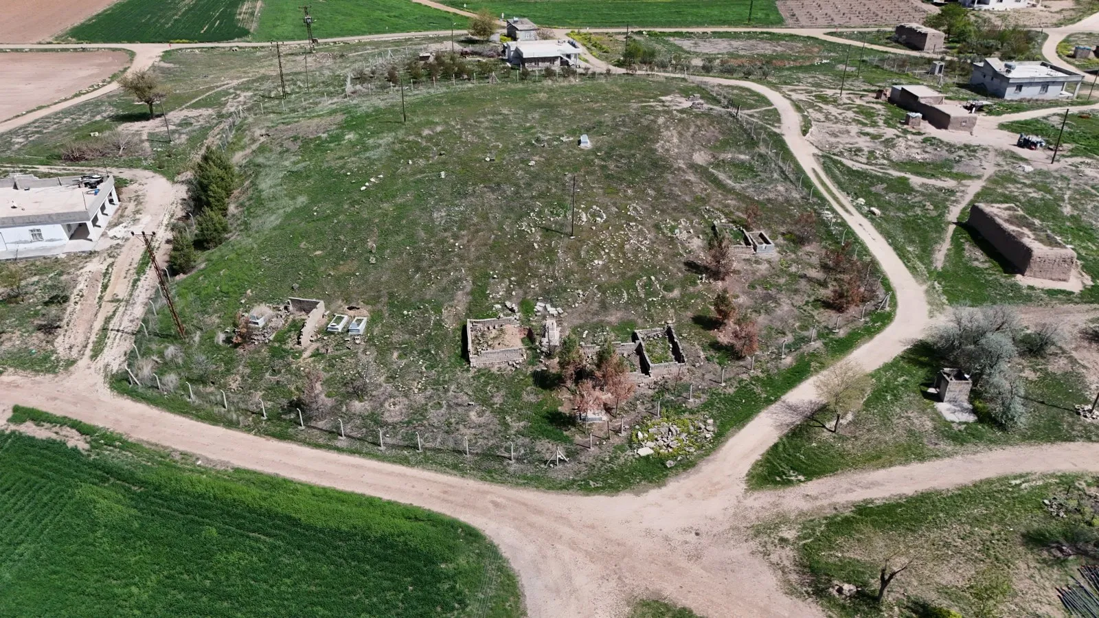Yol kenarındaki höyüğün havadan görünümü