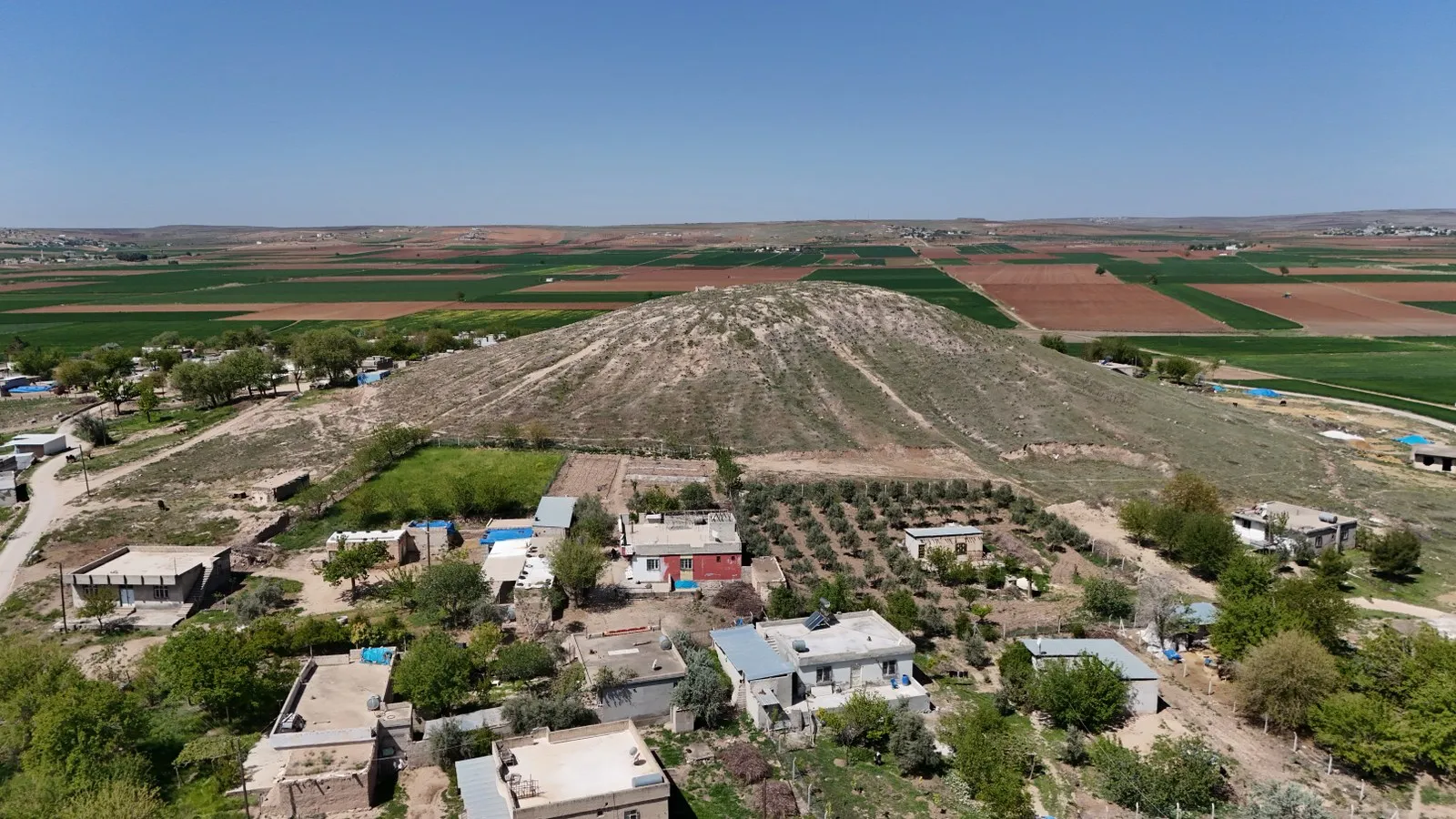 Köyün yanında ovadan yükselen höyük