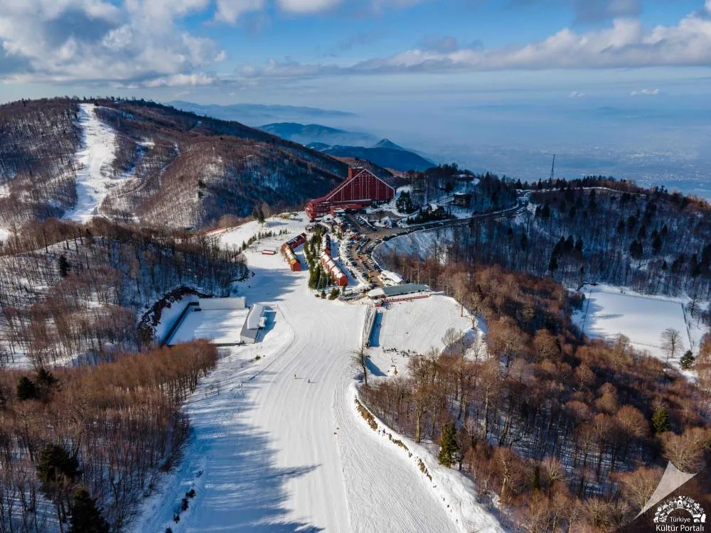 Kartepe Kayak Merkezi'nde ormanın içinden inen pist, havadan