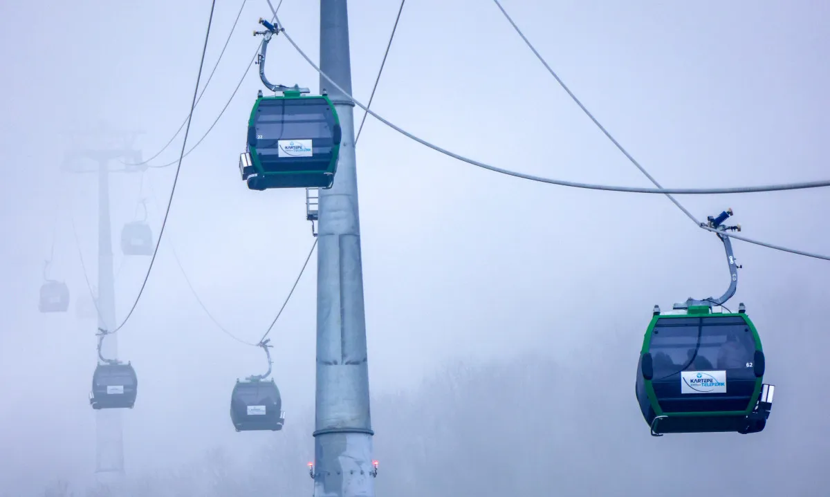 Kartepe Teleferik direği ve sisli havada kabinler