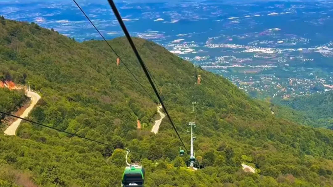 Kartepe Teleferik hattı ve aşağıdaki yeşil yamaçlar