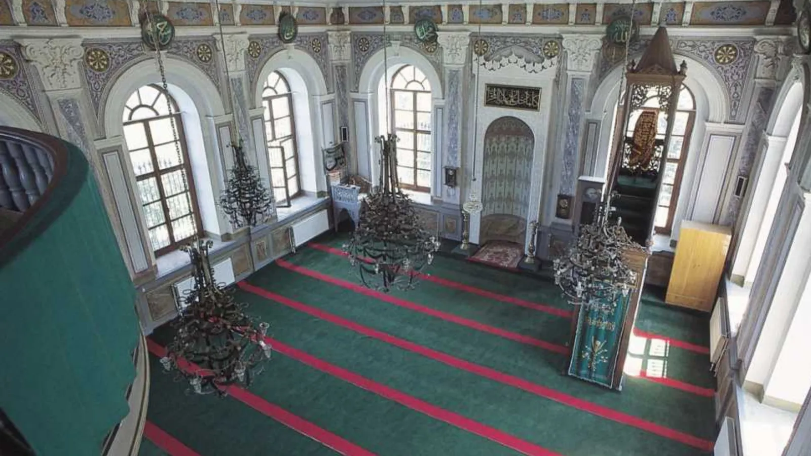 Kalem işi süslemeli iç mekân ve mihrap