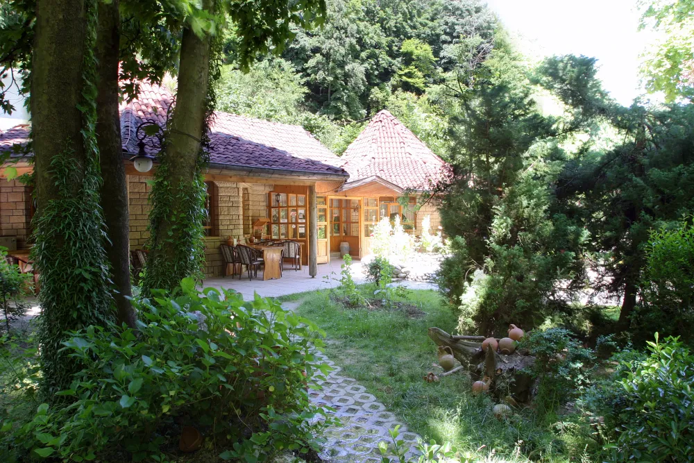 Ağaçlar arasında ahşap restoran binası