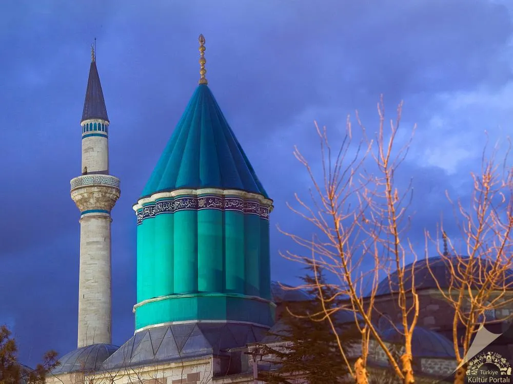 Akşam ışığında yeşil kubbe ve minare