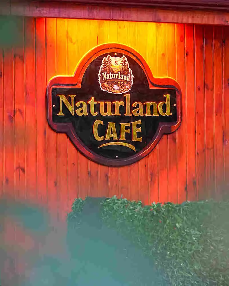 Ahşap cepheli kafe tabelası