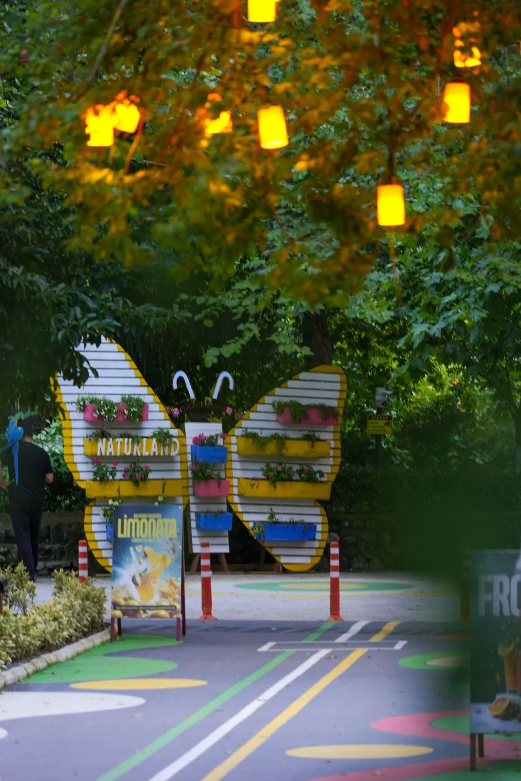 Park içindeki kelebek biçimli süsleme