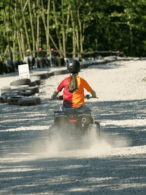 Toprak parkurda ATV süren ziyaretçi
