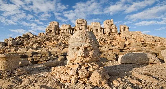 Taş baş ve arkada heykel sırası