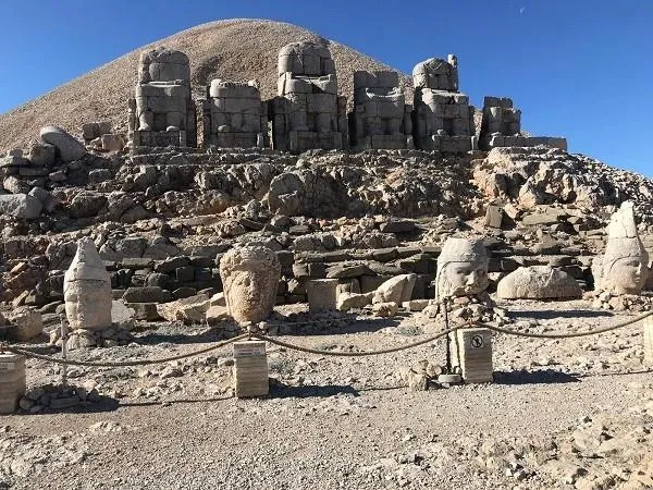 Terastaki oturan heykeller ve başlar