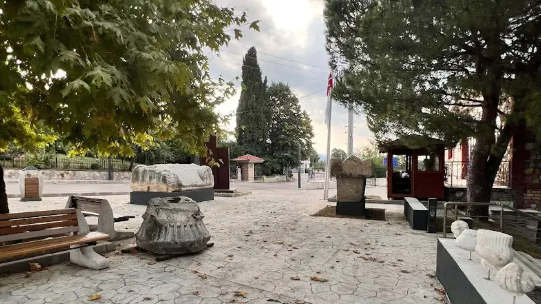 Açık hava sergi alanındaki taş eserler