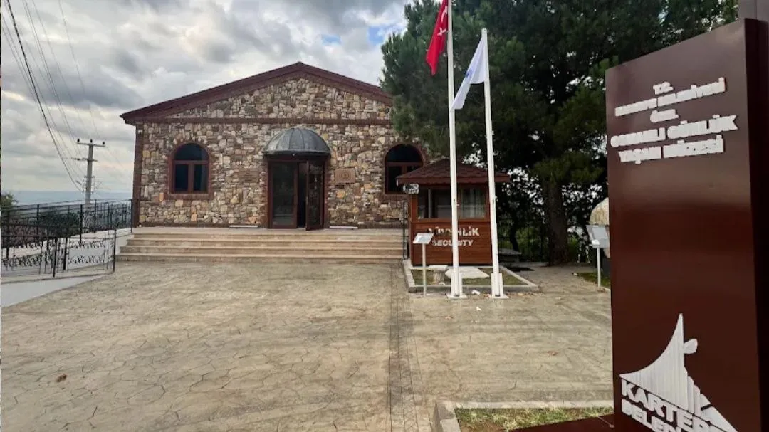 Bayrak direkleri ve müze girişi