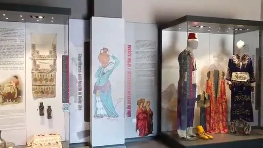 Geleneksel giysilerin sergilendiği vitrinler
