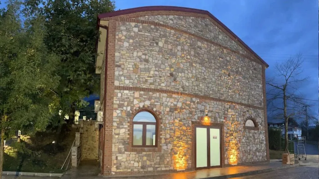 Taş cepheli müze binası akşam ışığında