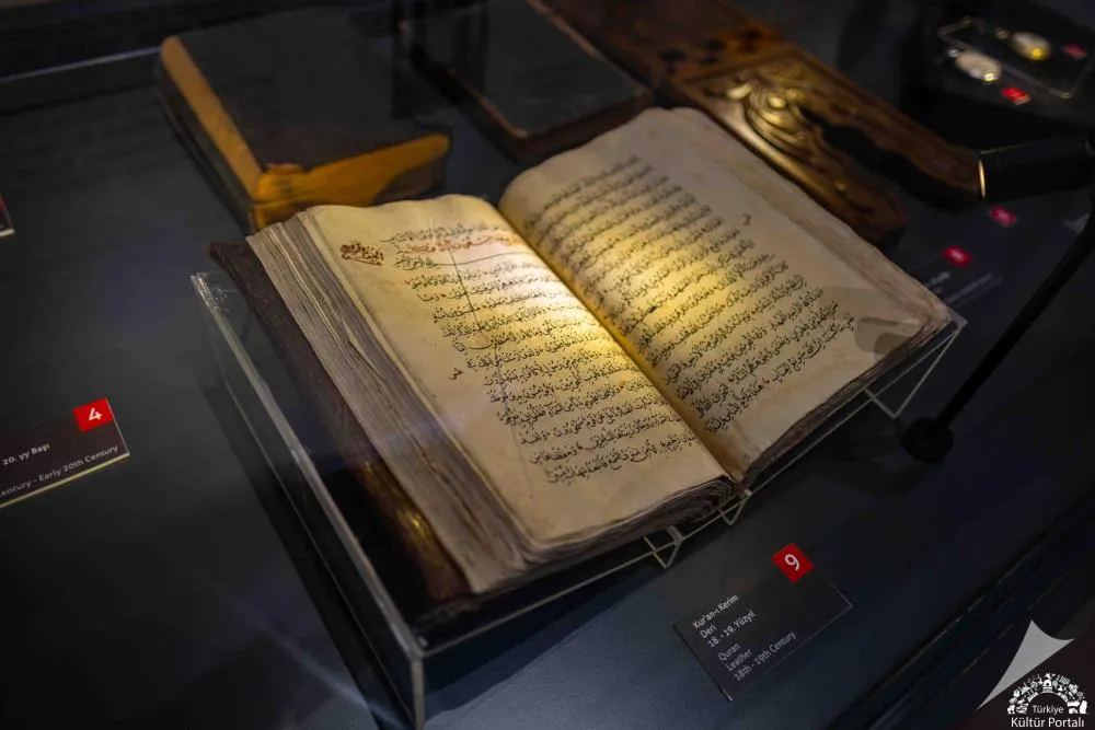 Vitrinde açık duran el yazması kitap