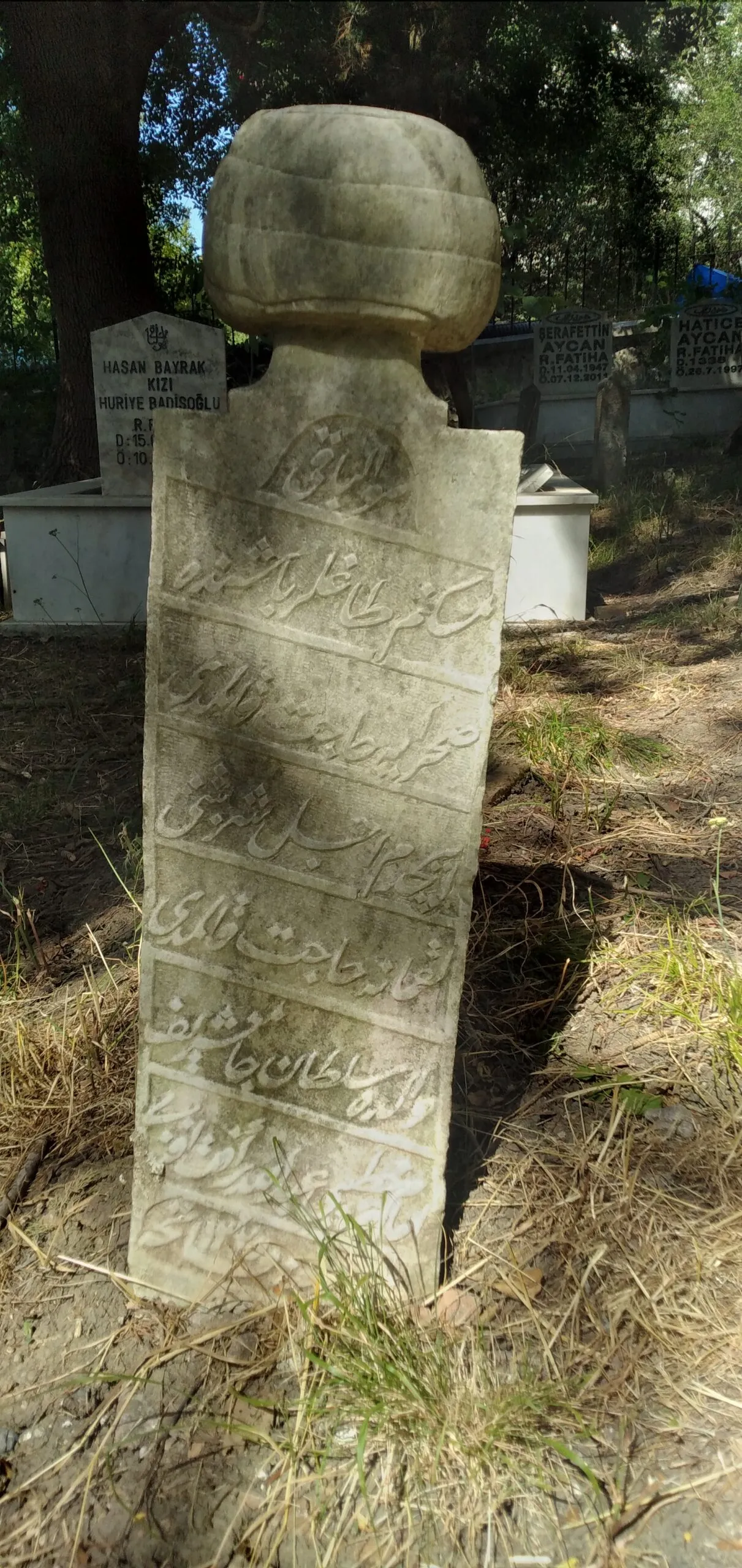 Bahçedeki kitabeli mezar taşı