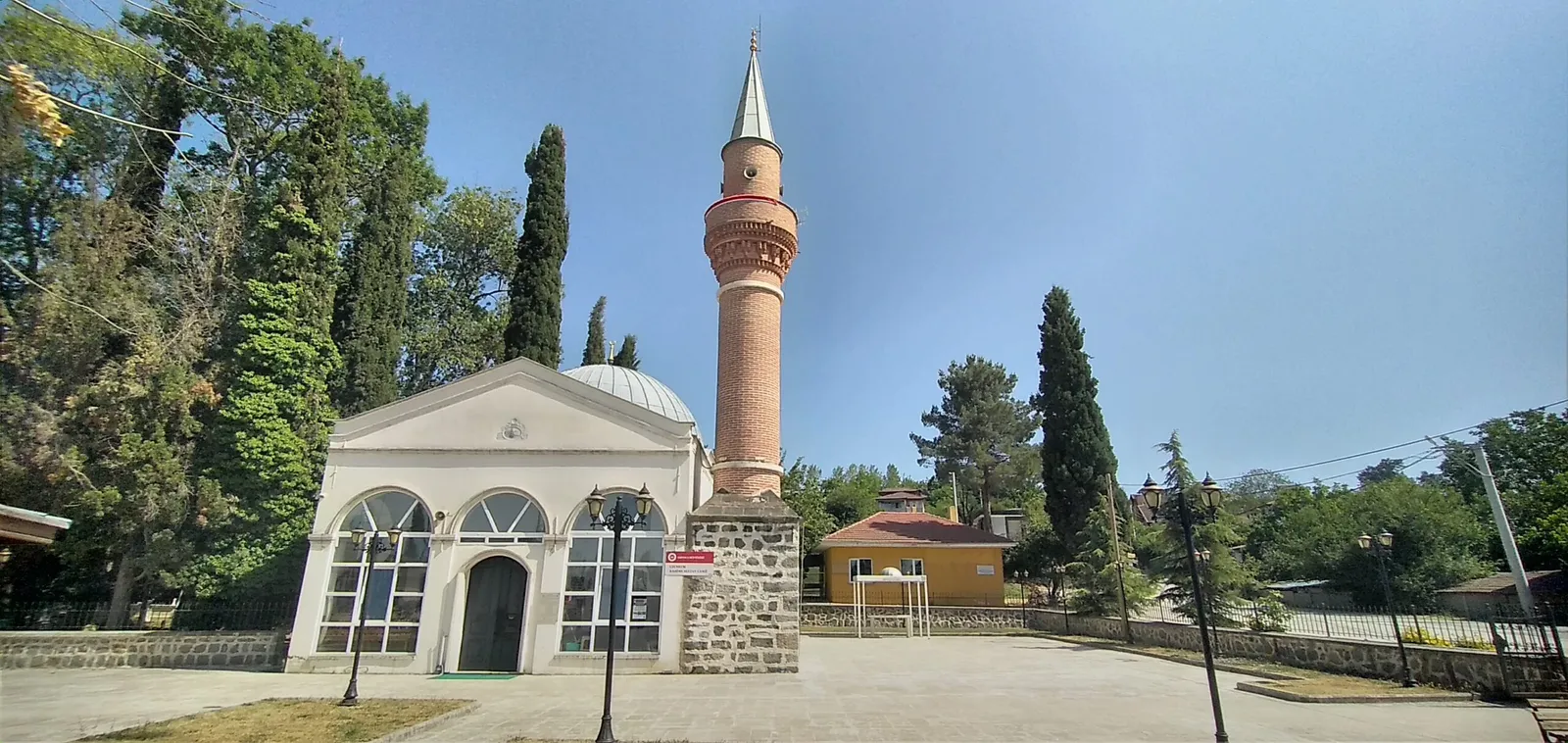 Revaklı giriş cephesi ve minare