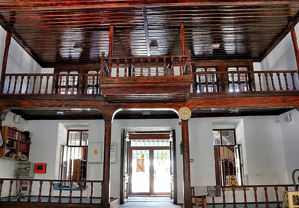 Ahşap tavanlı iç mekân ve mahfil