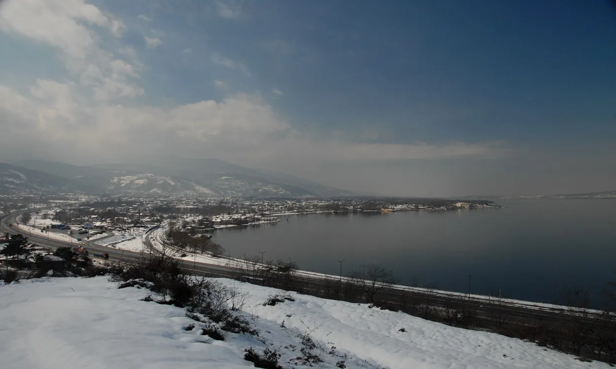 Karlı kıyı ve kış manzarası