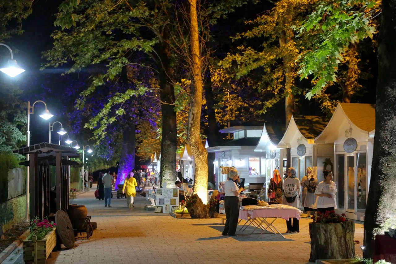 Akşam ışıklarıyla aydınlanan sokak ve dükkânlar