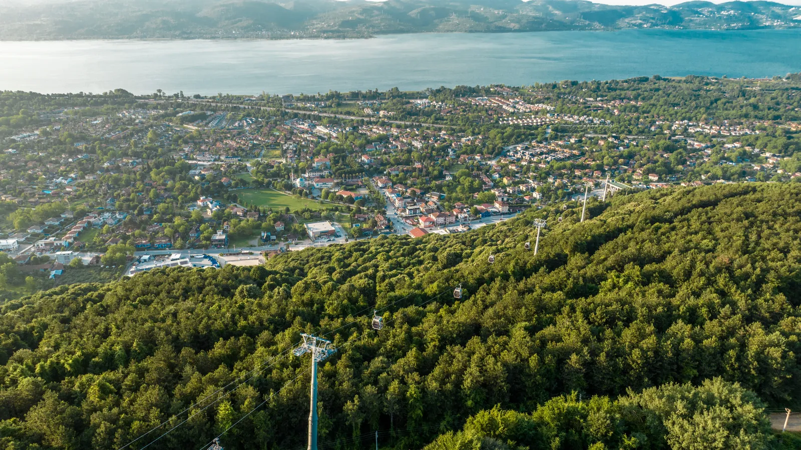 Teleferik hattı, orman ve Sapanca Gölü havadan