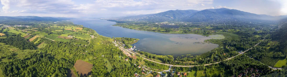 Sapanca Gölü ve çevresinin panoramik hava fotoğrafı