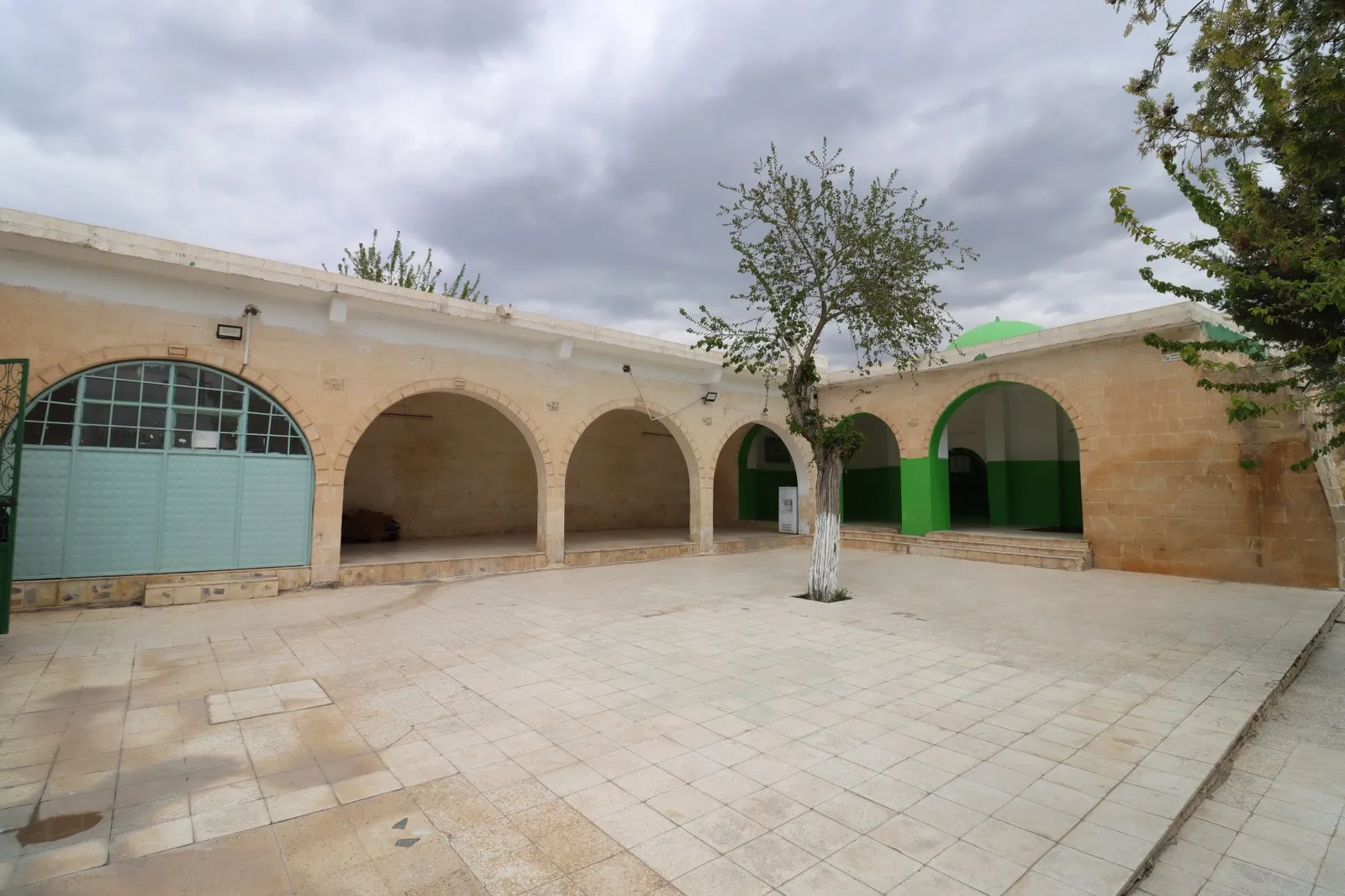 Revaklı taş avlu