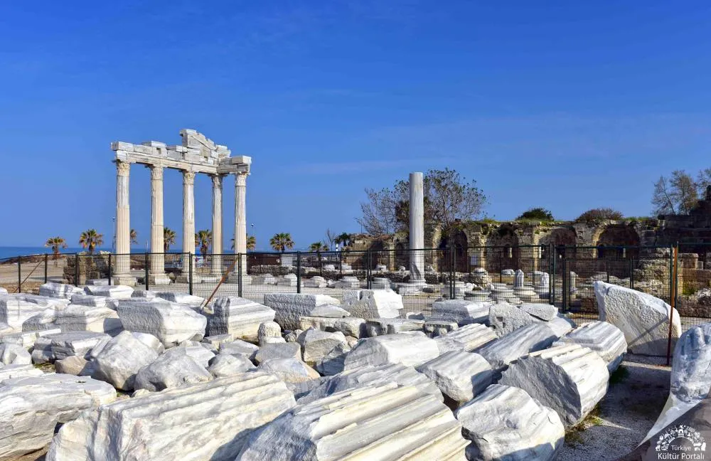 Apollon Tapınağı'nın sütunları ve dağılmış mermer bloklar