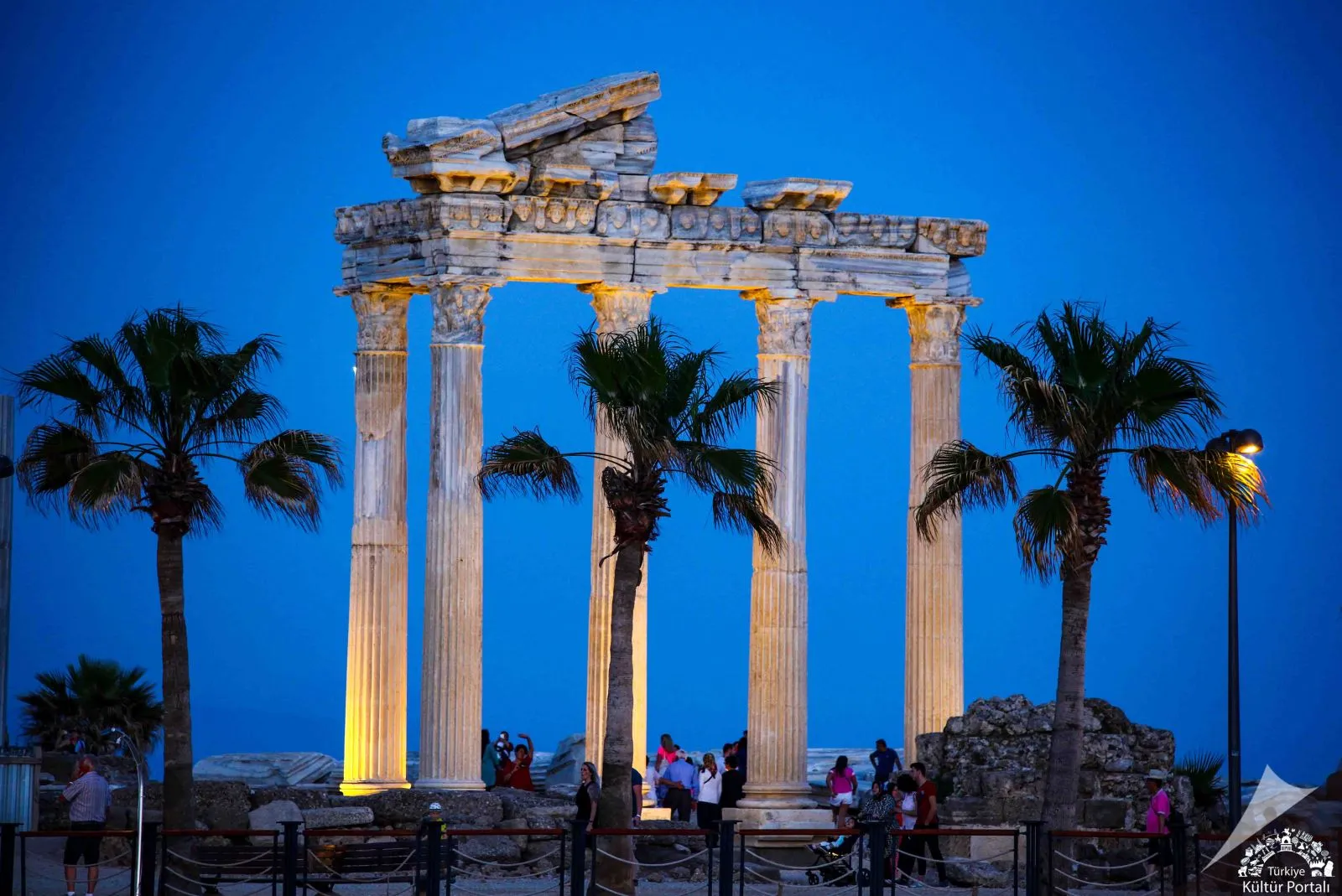 Gece aydınlatılmış Apollon Tapınağı