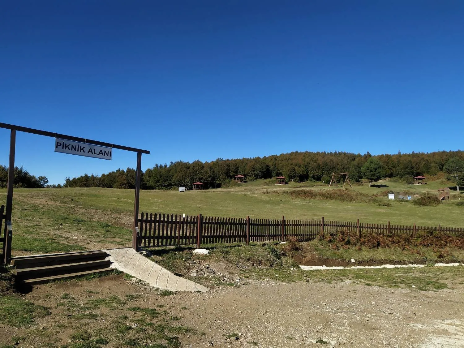 Suadiye Tabiat Parkı piknik alanı girişi