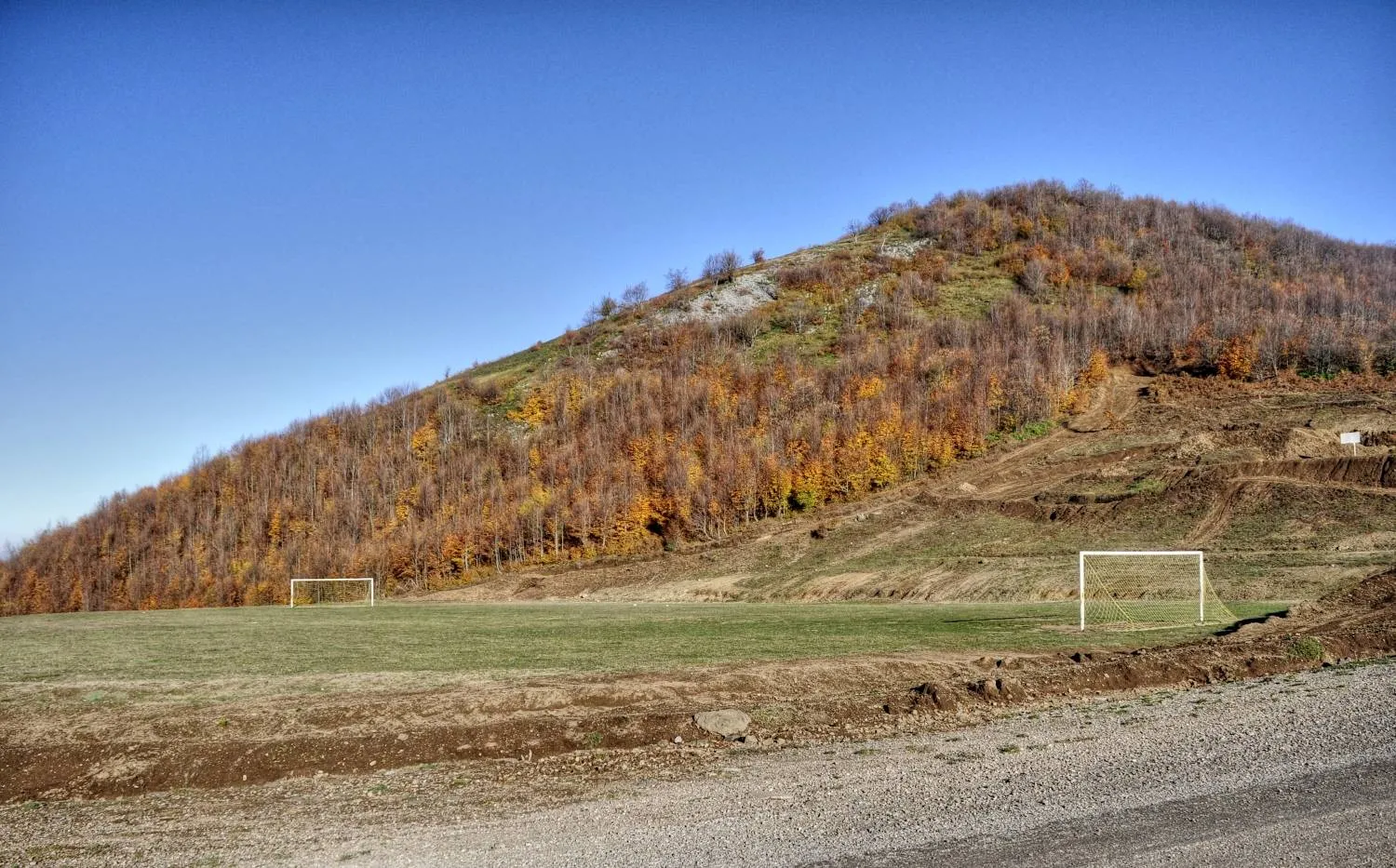 Suadiye Tabiat Parkı'nda sonbaharda kızıla dönen tepe ve futbol sahası