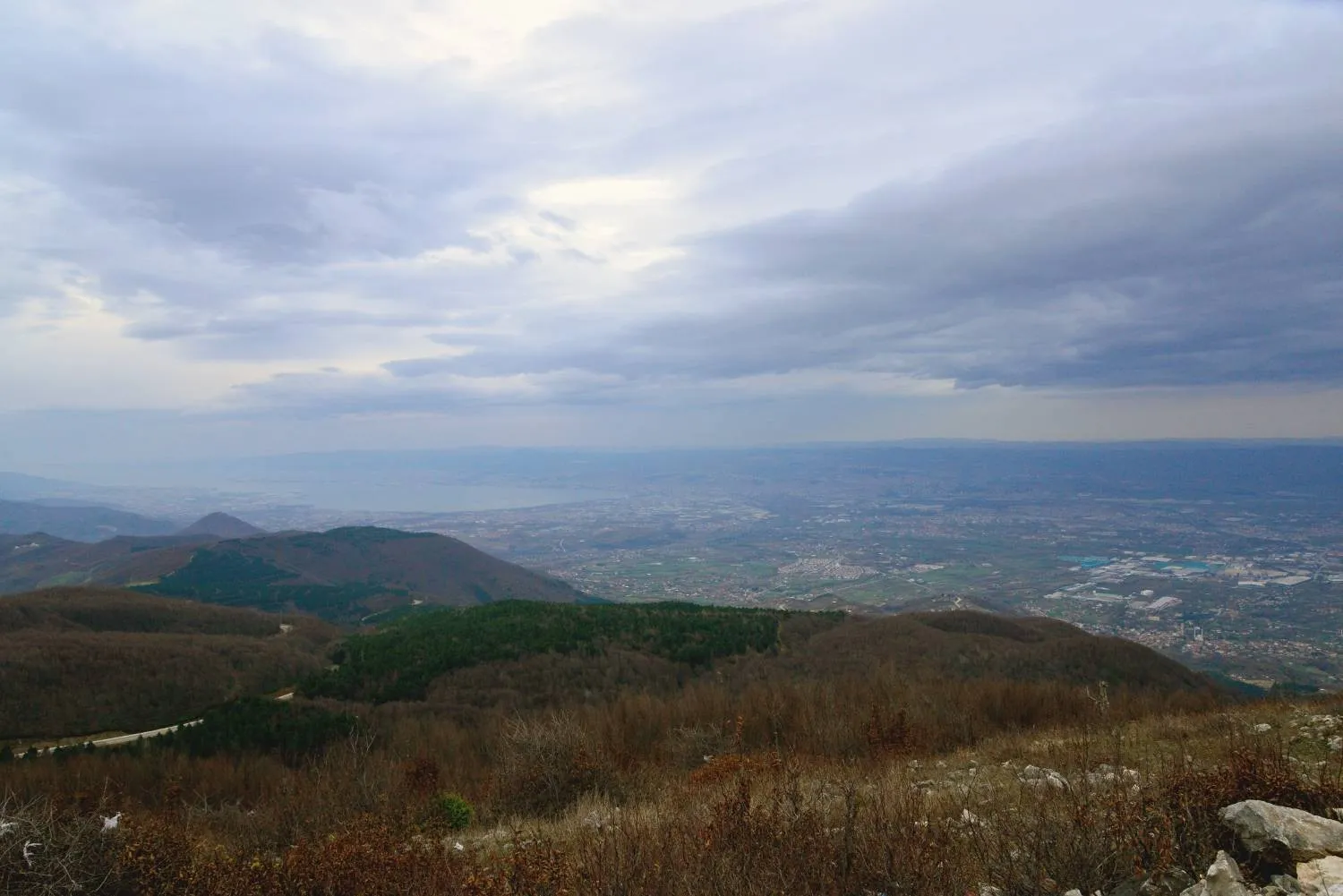 Suadiye Tabiat Parkı'ndan vadiye ve uzaktaki yerleşimlere manzara