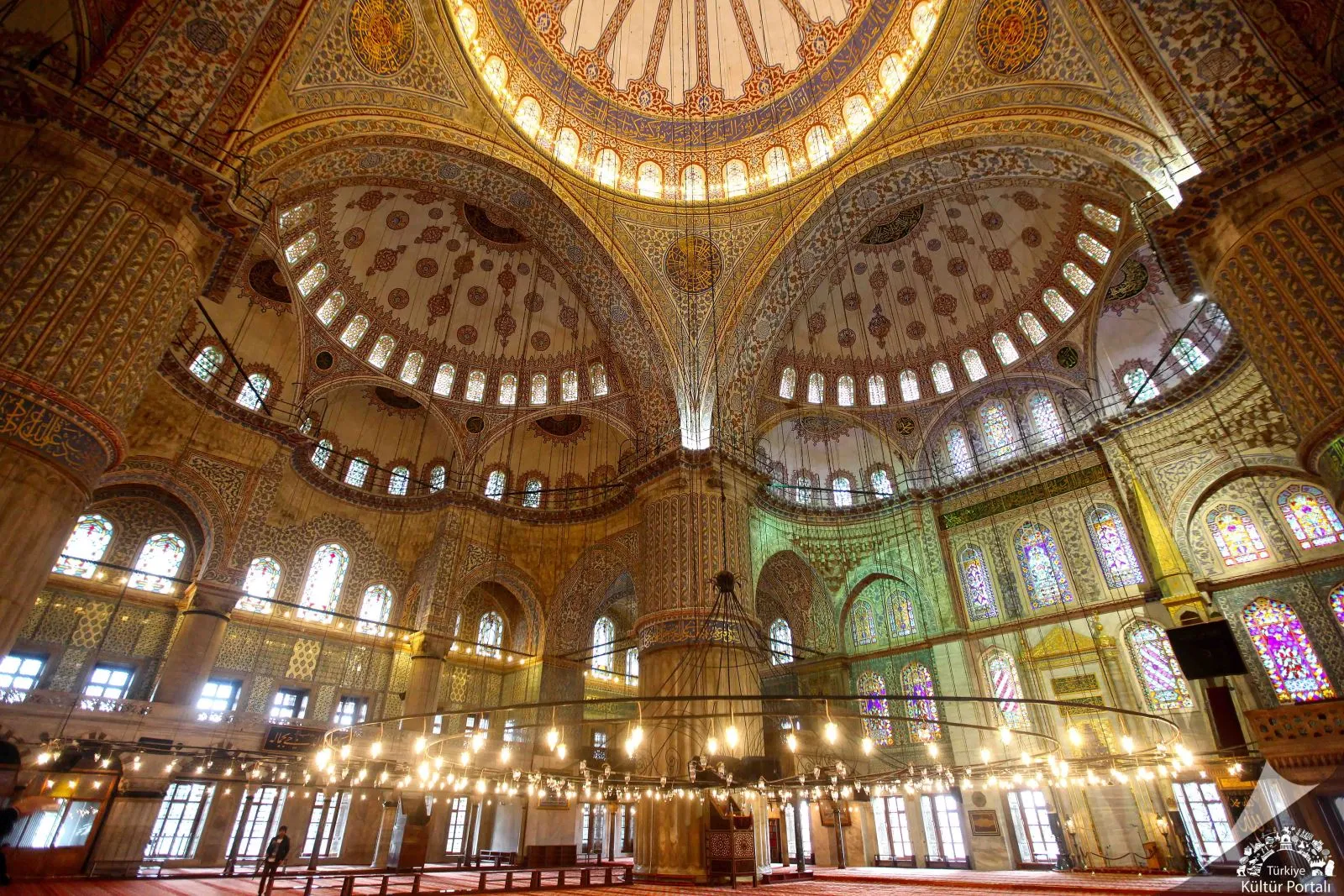 Avizelerle aydınlanan iç mekân
