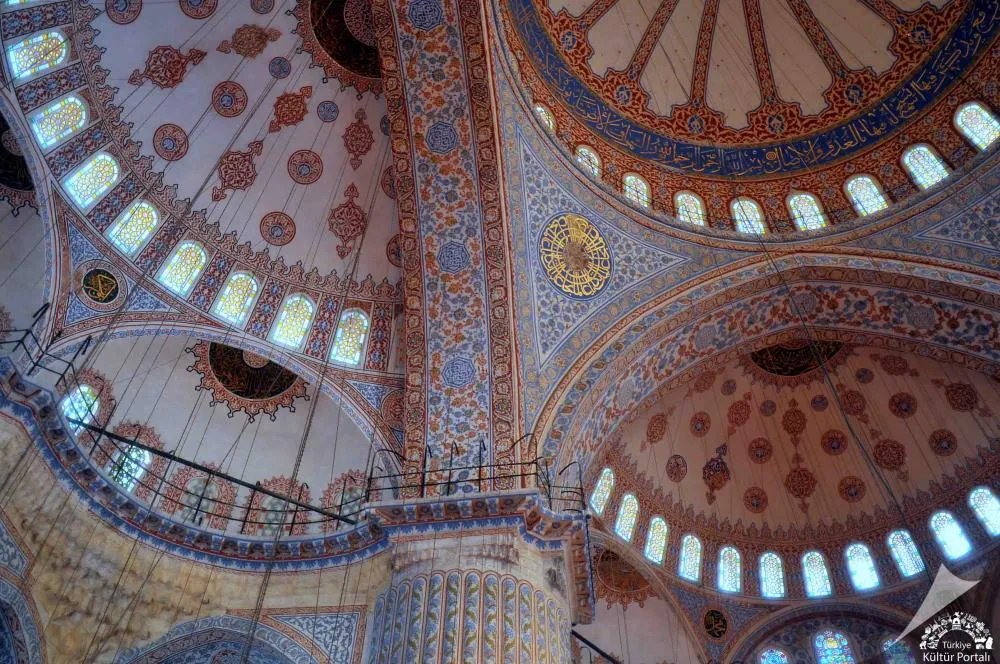Çini ve vitraylarla süslü kubbeler