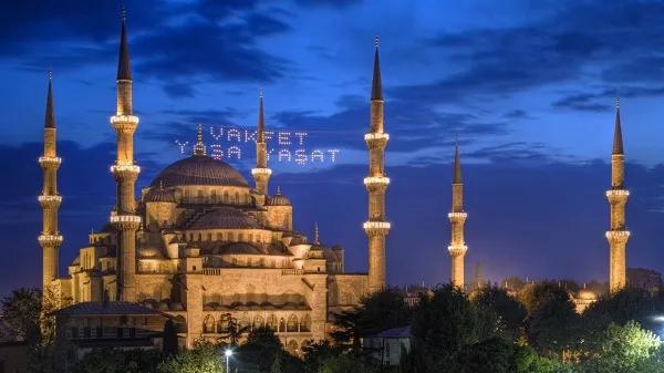 Minareler arasına asılmış mahya
