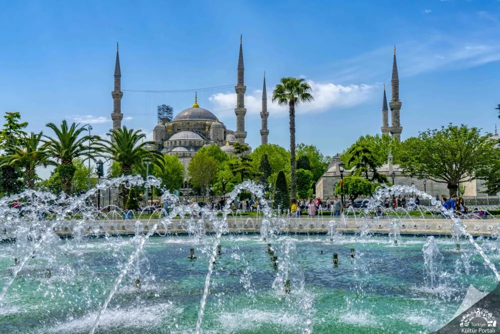 Sultanahmet Meydanı'ndaki fıskiye ve arkada cami