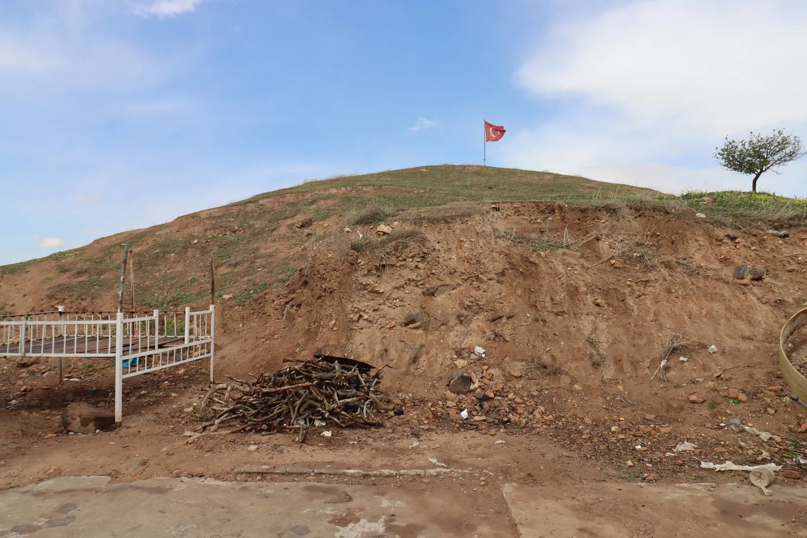 Bayraklı tepesiyle höyüğün yamacı