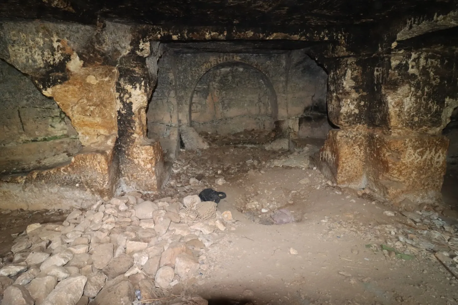 Kayaya oyulmuş kemerli mekân