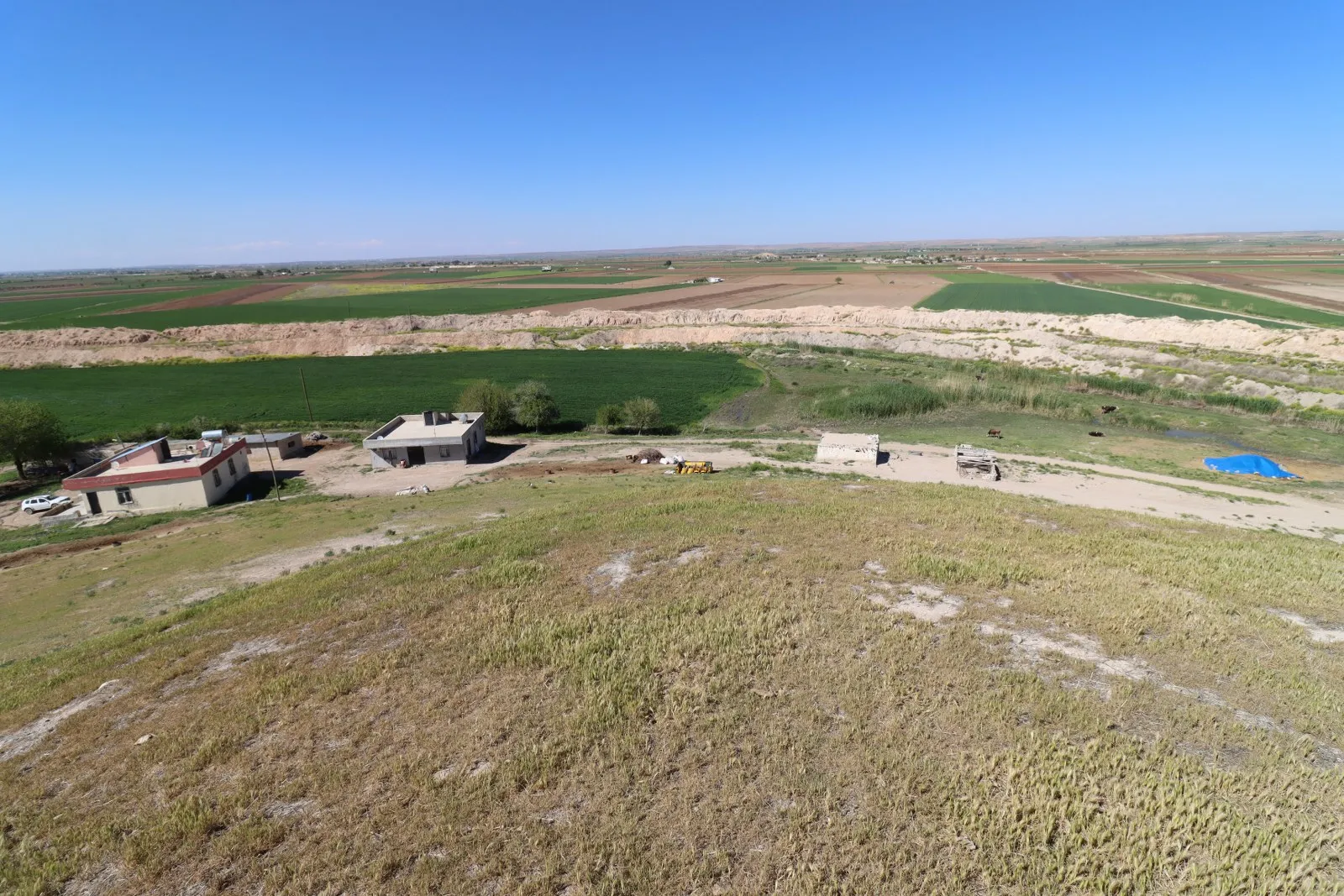 Höyüğün üstünden köy ve ova manzarası