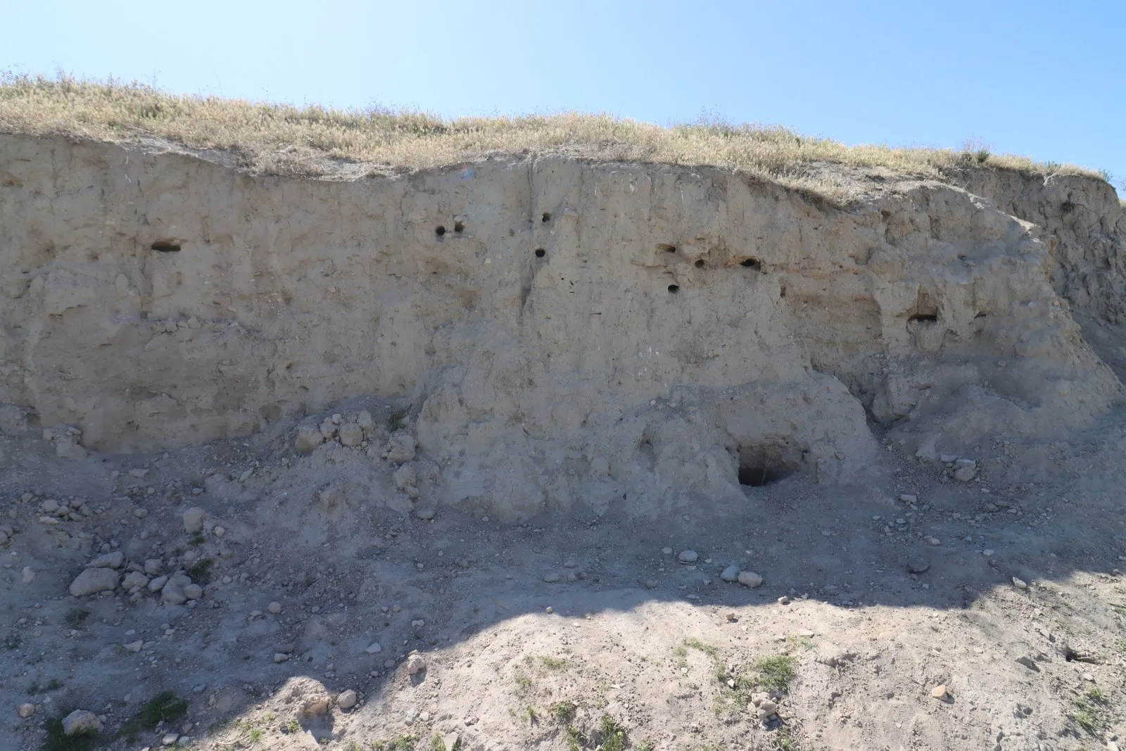 Höyük eteğinde açılmış toprak kesiti