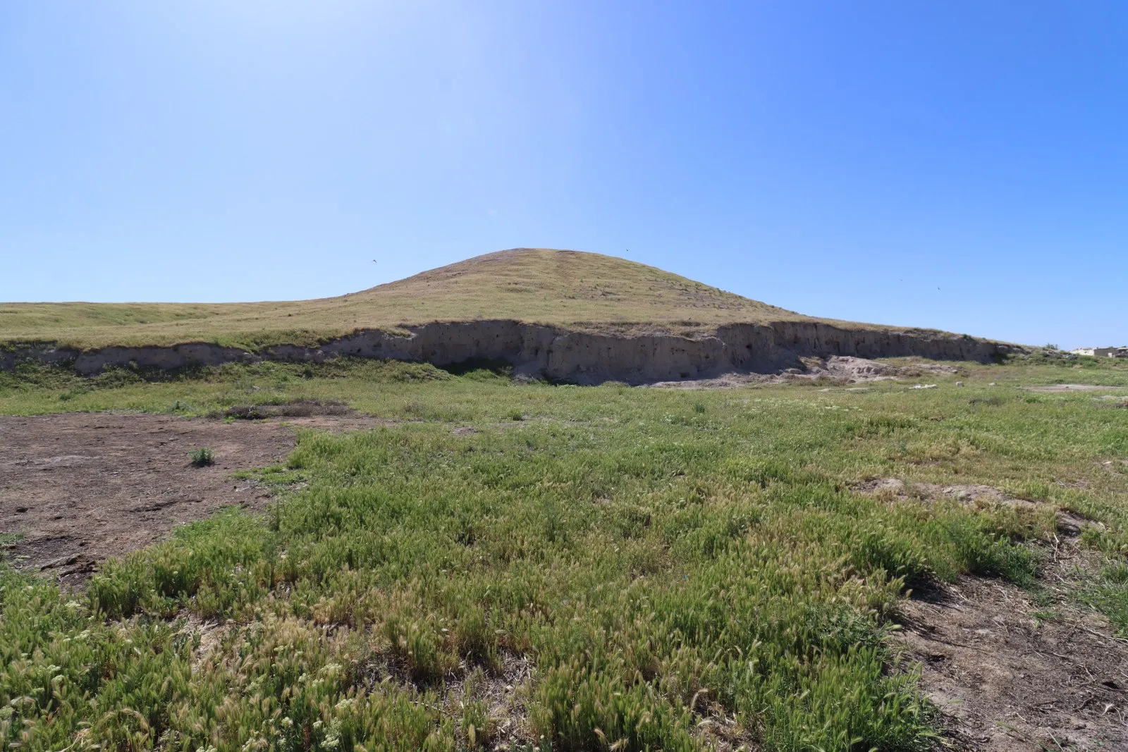 Ovadan yükselen höyüğün genel görünümü